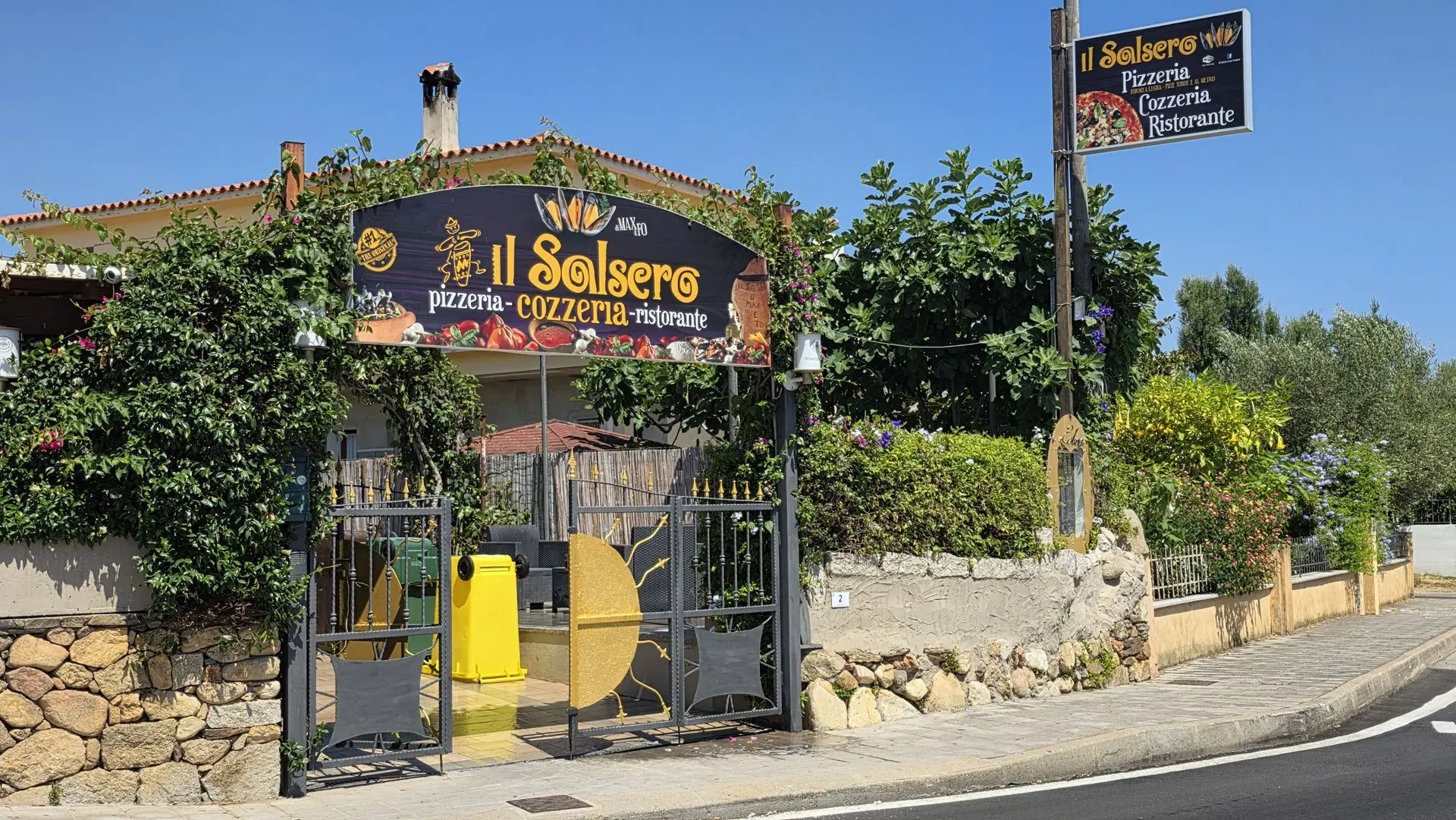 Entrance to Il Salsero pizzeria and restaurant in San Teodoro