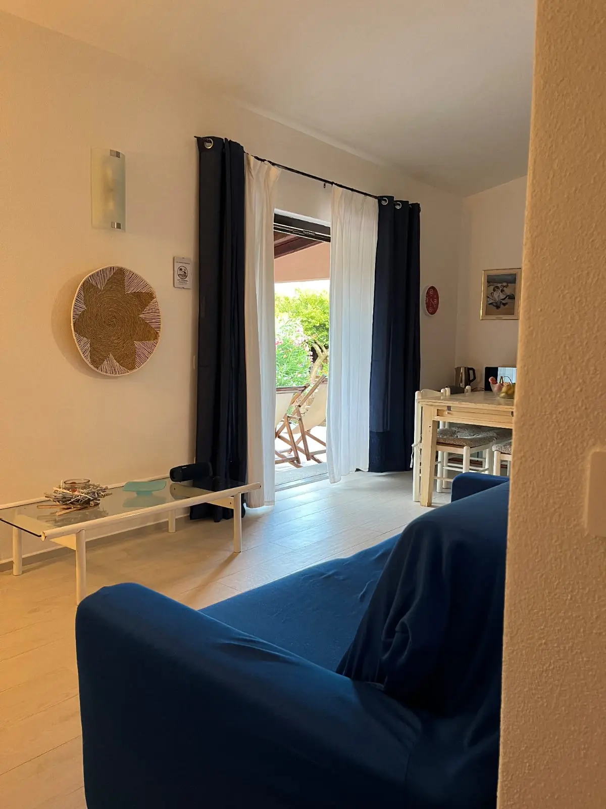 Open-plan living and dining room with direct access to the covered terrace