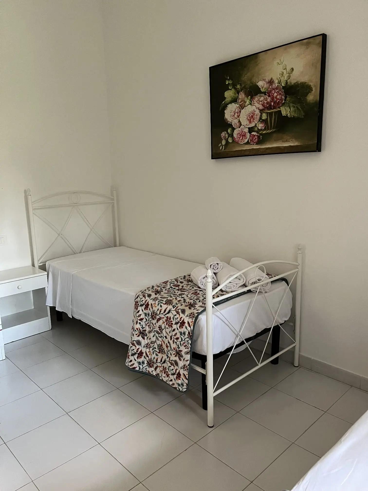 Single bed with fresh towels in the second bedroom