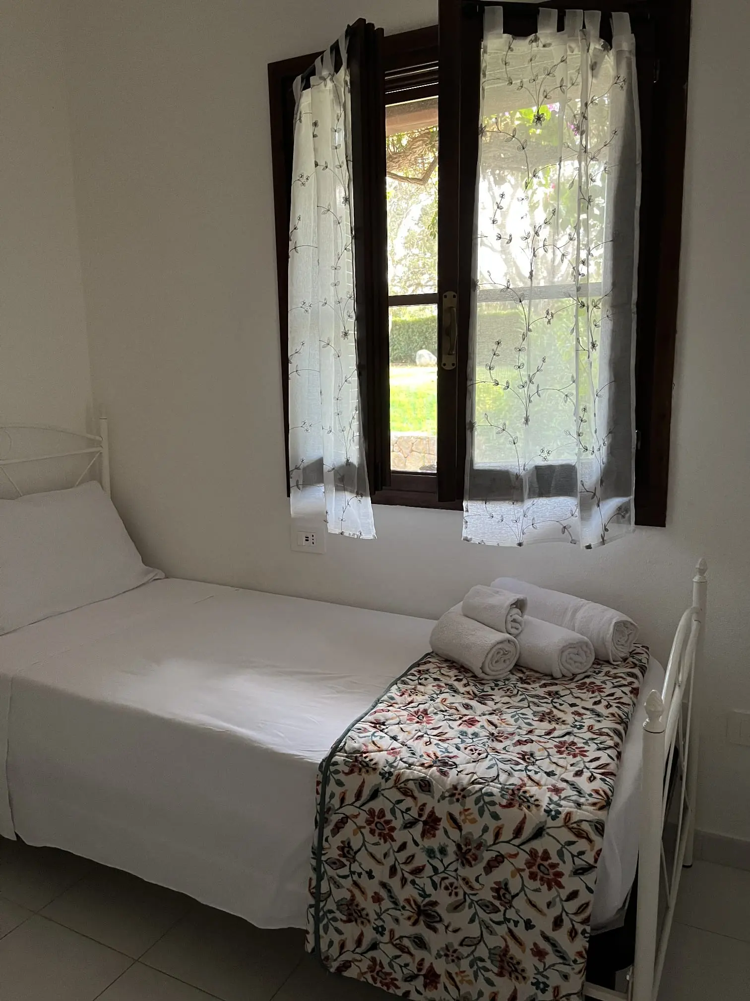 Twin room with single beds, fresh towels and garden outlook